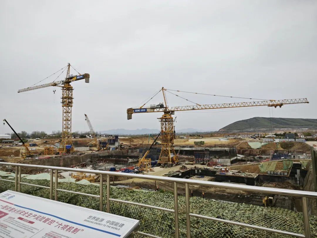 騰暉無人塔吊落地中國能建葛洲壩集團(tuán)漢山水庫項(xiàng)目